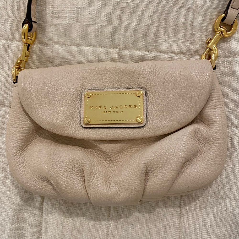 Marc Jacobs – Classic Leather Crossbody in Shell
